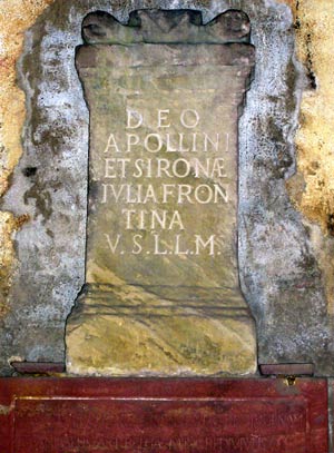 Altare dedicato ad Apollo e Sirona presso i bagni termali di Nierstein, Germania