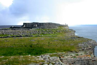 La fortezza di Dún Óengusa, la Fortezza di Óengus, costruita a picco sulla scogliera, sull'isola di Inishmore [Inis Mór].